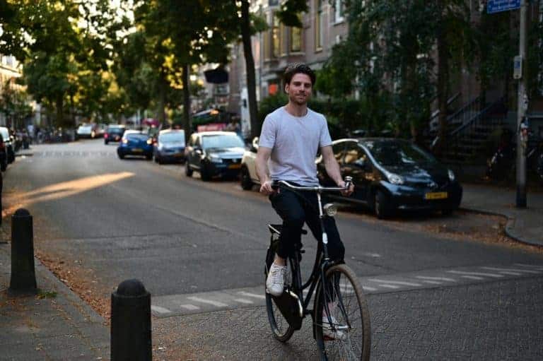 jongen fiets door Amsterdam A boy cycles through Amsterdam