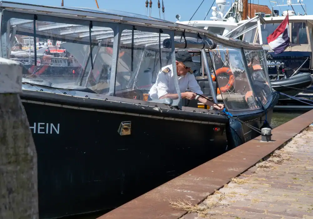 Kapitän legt das Boot im Hafen von Volendam an