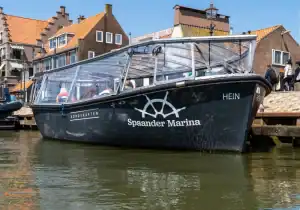 Zijaanzicht van boot Volendam