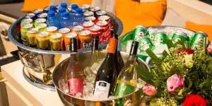 Erfrischungsgetränke, Wein und Bier auf dem BBQ-Boot Amsterdam