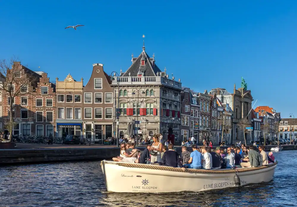 Heineken bierflessen in een krat met ijs