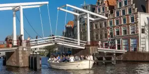 Luxe sloep vaart onder brug in Haarlem