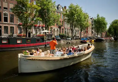 Varende sloep in Amsterdam
