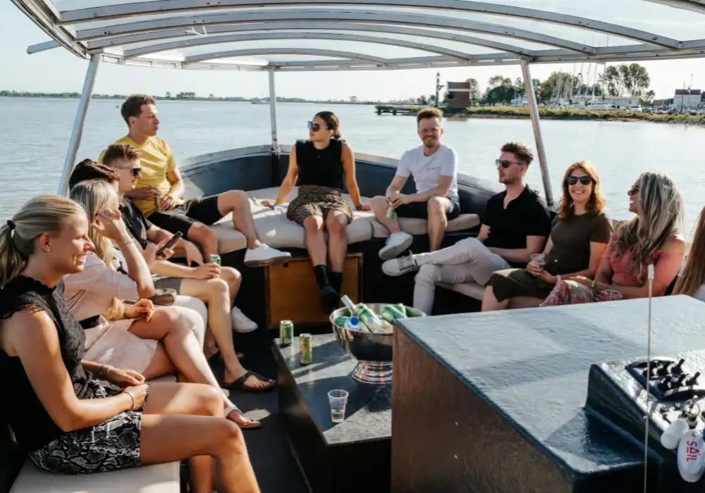 Eine Gruppe Menschen im Gespräch auf einem Boot in Volendam