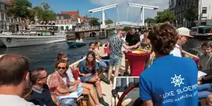 Groep mensen in een luxe sloep in Haarlem