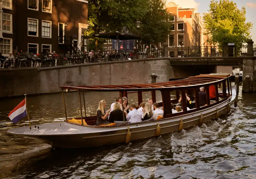 Groep mensen die borrelen op een boot