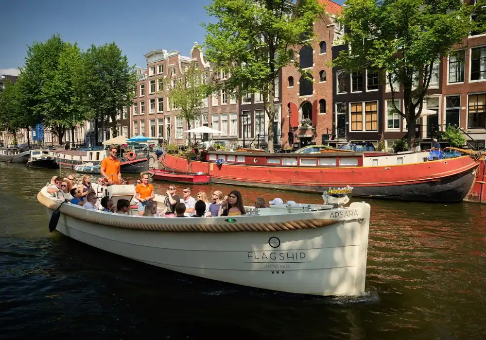 Aspara boot op water in Amsterdam