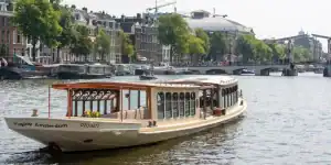 Salonboot Wolk op het water in Amsterdam