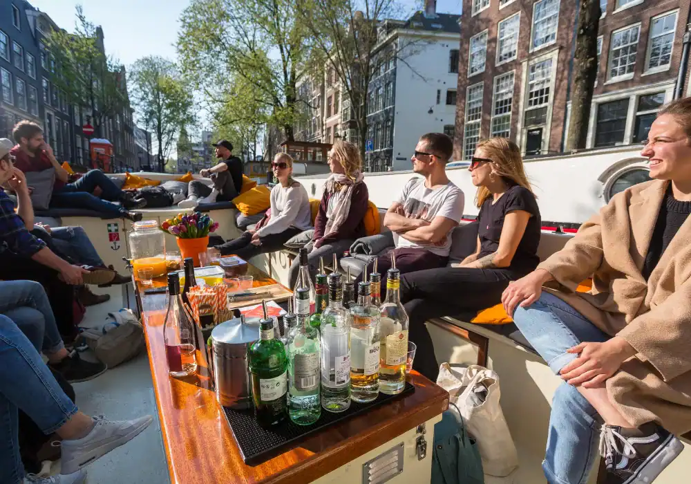 Mensen die borrelen op Lucky stripper boot Amsterdam