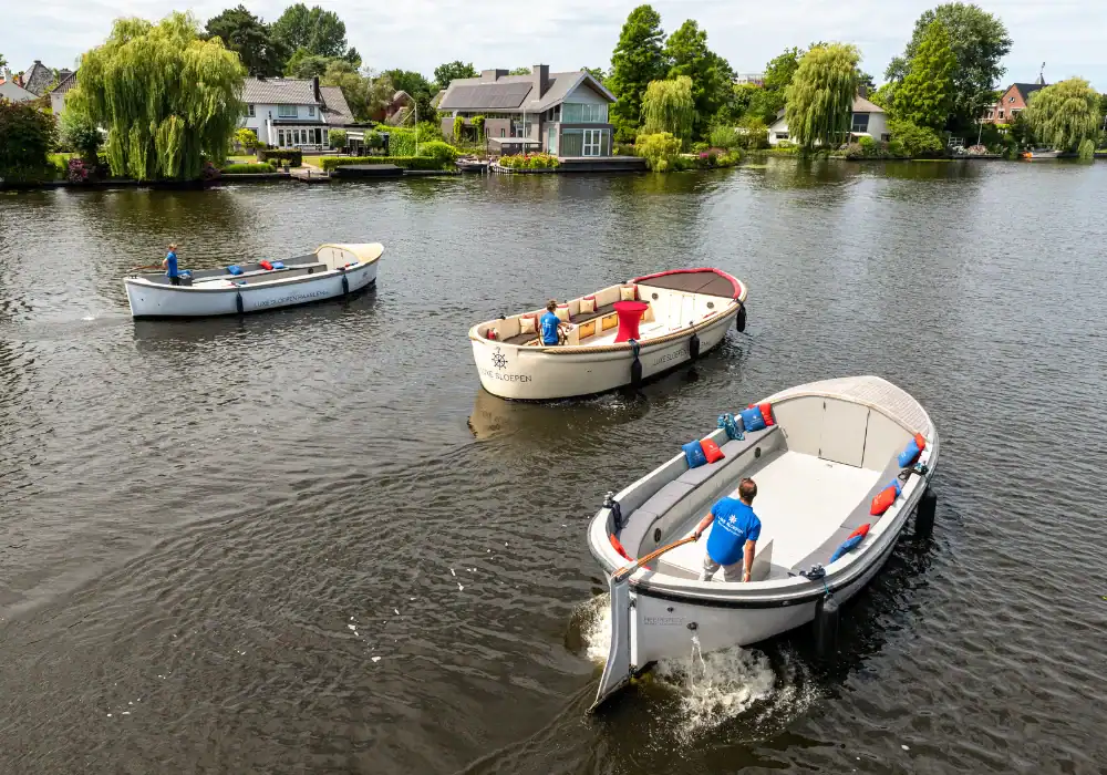 3 luxe sloepen varen over het water van Haarlem