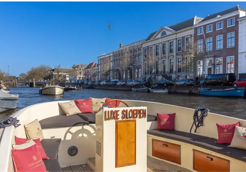 Interieur van luxe sloep Haarlem