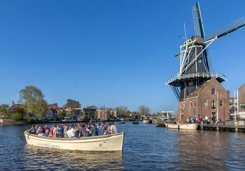 Luxe sloep vaart in het water in Haarlem