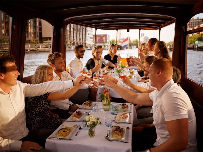 Driegangen diner aan boord van de boot