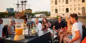 Groep mensen die kletsen op boot Amsterdam