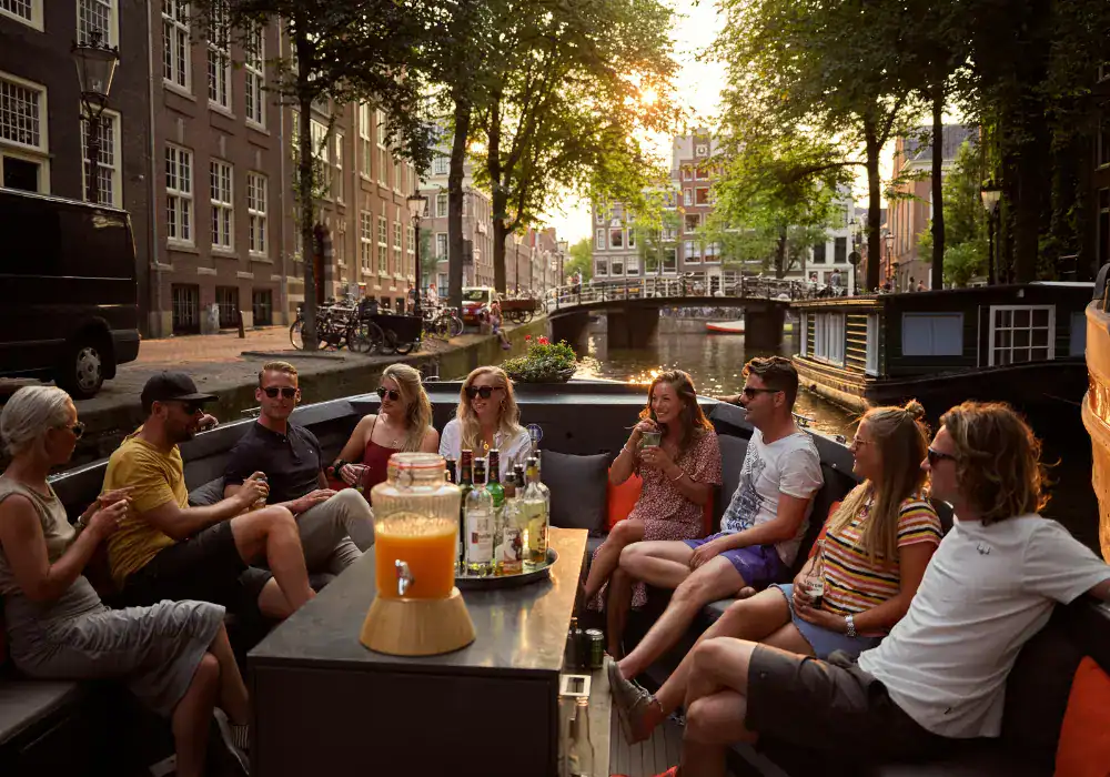 groep mensen op een borrelboot in amsterdam