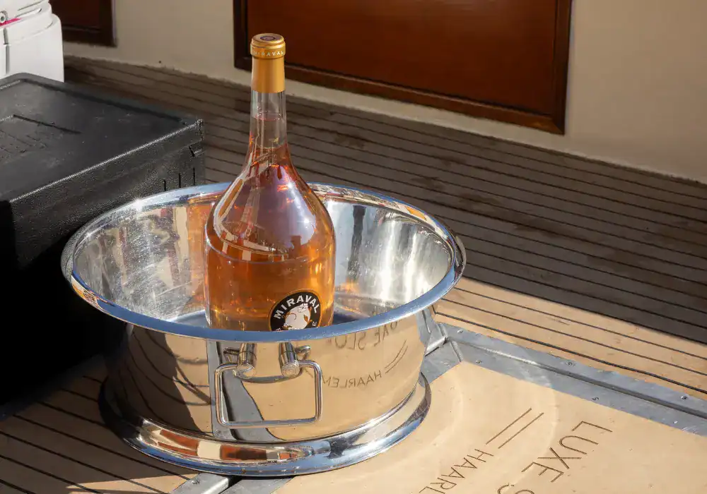 Fles sterke drank op een boot Haarlem