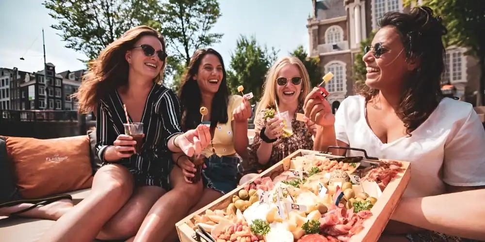 Vrouwen met borrelplank op boot