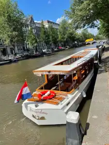 Achteraanzicht Salonboot Swaen met ramen open