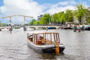 Achterkant Bartolotti boot varend op grachten