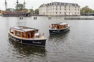 Admiraal heijn samen met de Zonneboot voor het scheepsvaartmuseum