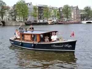 Admiraal heijn varend over de Amsterdamse grachten