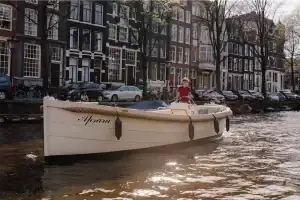 Apsara sfeerfoto met schipper op water