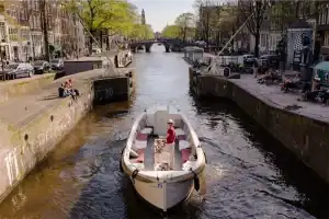 Apsara sloep van bovenaf 44 pax
