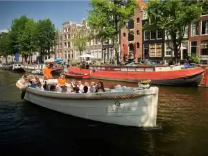 Apsara sloep varend in zomer over Amsterdamse grachten