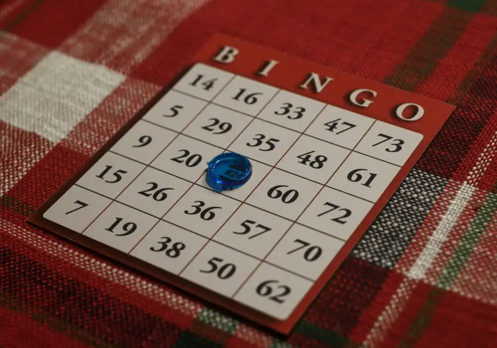 Bingo kaart op een gedekte tafel