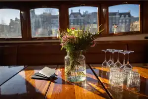 Bloemetje op tafel van de Salonboot Saloonsloep