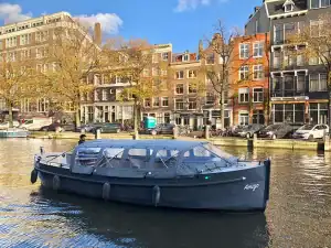 Boot Amigo met kap in herfst op grachten