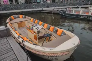 Open sloep Dutchman aan de stijger