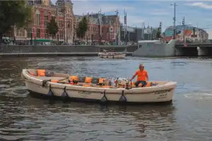 Boot Dutchman varent voor het centraal station