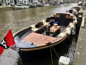 Boot Naut met kleedjes op grachten Amsterdam