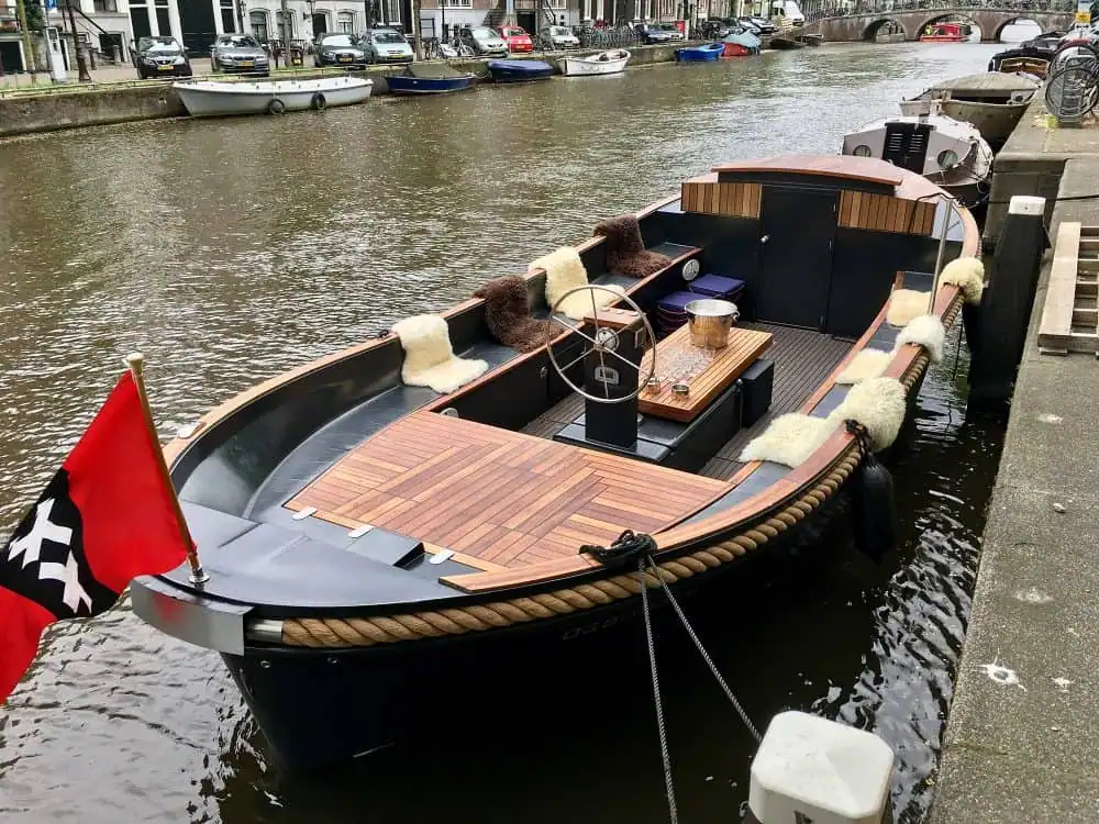 Boot Naut met kleedjes op grachten Amsterdam
