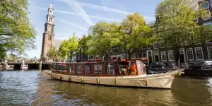 Boot agatha in de water van Amsterdam