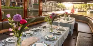 Gedekte tafel in boot agatha