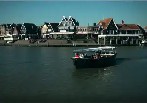 Boot op water in Volendam