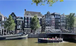 Boot sloep Amigo op water Amsterdam