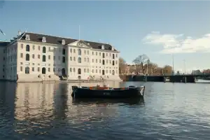 Boot vording drijvend voor scheepsvaartmuseum