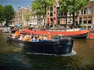 Boot vording varend met groep over grachten