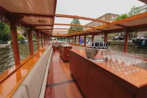 Borrel arrangement op boot Roos