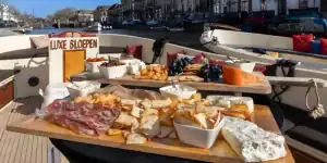 Borrelplank op luxe sloep Haarlem