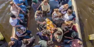 Mensen op de Borrelboot Haarlem
