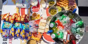 Verschiedene Snacks des Borrelboots Volendam