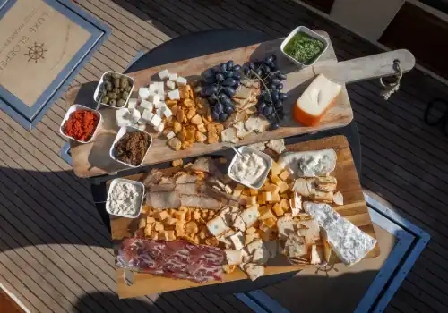 Snackbrett mit verschiedenen Häppchen