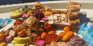 Hapjes en broodjes op borrelplank brunch boot haarlem