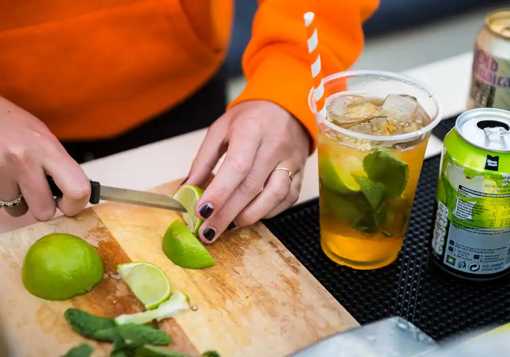 Limoen snijden voor een mojito op de cocktail cruise amsterdam