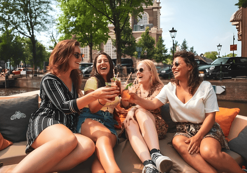 4 dames die proosten op de cocktail cruise Amsterdam
