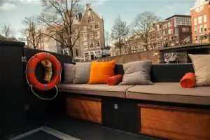 Comfortabele zitplekken op sloep vording